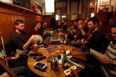 Offene Folk-Session in stilechtem Ambiente