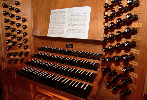 Spieltisch der Orgel in St. Johannis